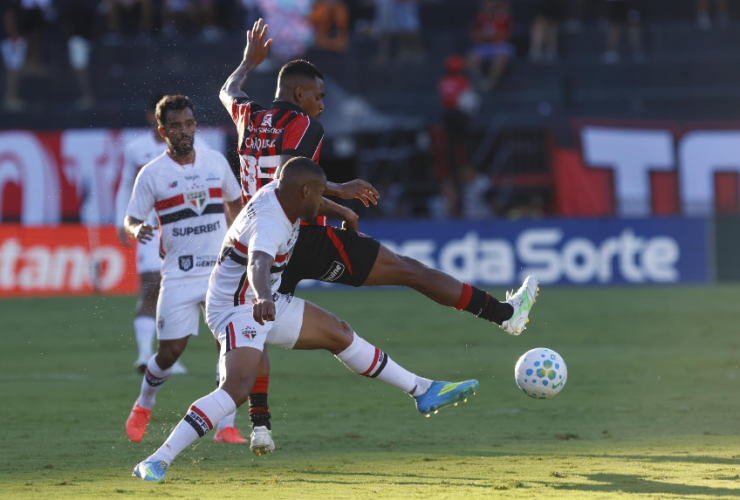 Com um jogador a mais, Vitória vence o São Paulo no Barradão pelo Brasileiro 3 1 18