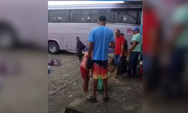 Grave acidente: Ônibus descontrolado invade rodoviária de Itambé e deixa rastro de vítimas 30 11