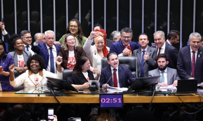 Câmara aprova, em dois turnos, PEC pelo fim da escala 6x1 6 1 46