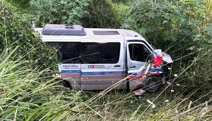 Acidente grave entre van da Policlínica e caminhonete mobiliza socorro e deixa 16 feridos 3 3 1