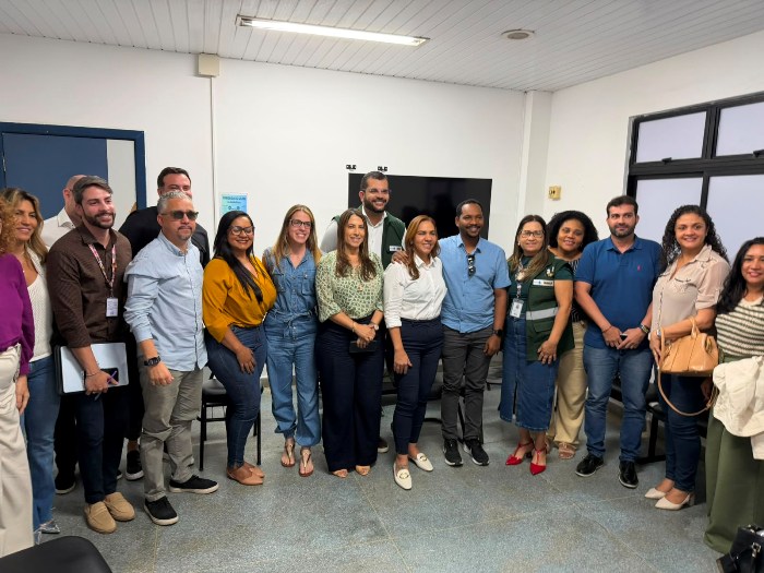 Deputada Cláudia Oliveira e secretária Roberta Santana alinham transição e manutenção de serviços no Hospital de Porto Seguro 4 5