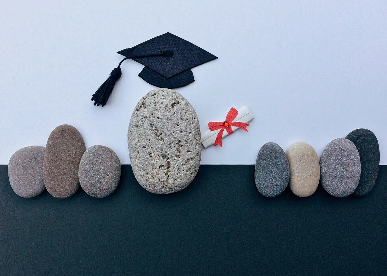 Diploma Superior Ainda Vale a Pena? Descubra Por Que a Faculdade Continua Fazendo Diferença 1 diploma pedras ilustrativas