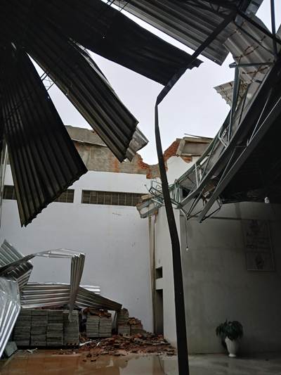 Chuva forte, granizo e vendaval provocam estragos e cortam energia no Extremo Sul baiano e divisa com MG 9 004