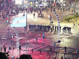 Pau comeu na Argentina: Após derrota na Copa, torcedores enfrentam a polícia com pedras 3 1 59