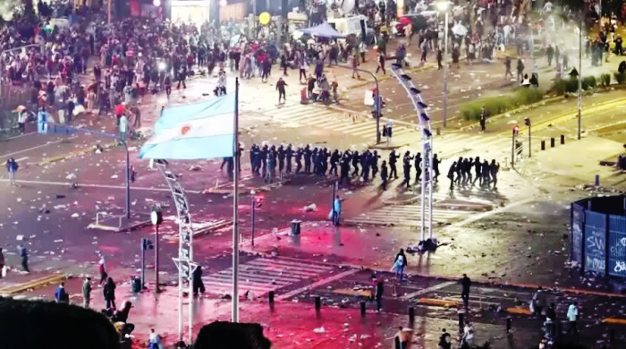 Pau comeu na Argentina: Após derrota na Copa, torcedores enfrentam a polícia com pedras 4 1 60