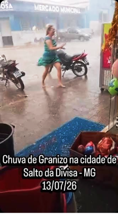 Chuva forte, granizo e vendaval provocam estragos e cortam energia no Extremo Sul baiano e divisa com MG 8 11
