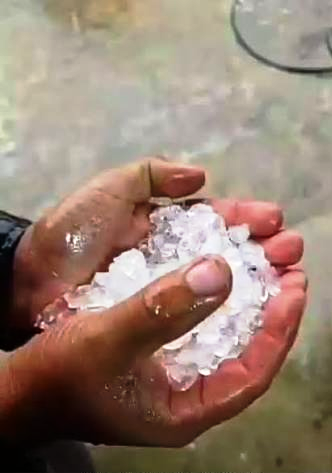 Chuva forte, granizo e vendaval provocam estragos e cortam energia no Extremo Sul baiano e divisa com MG 5 14