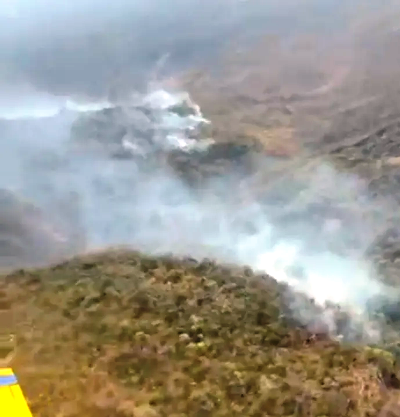 Força-tarefa aérea e terrestre combate incêndio devastador na Serra da Bandeira 5 01 1