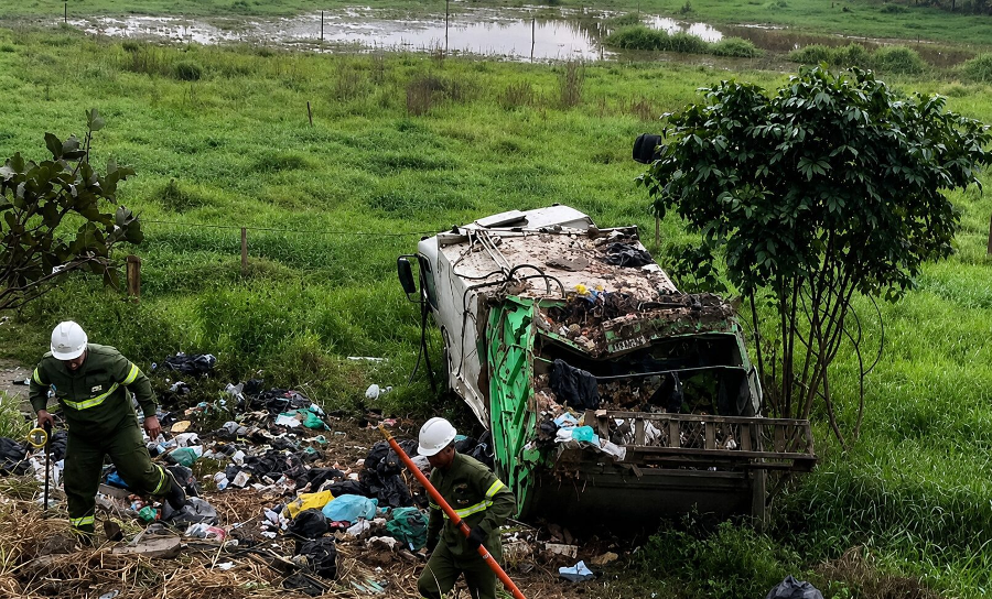 Acidente grave com caminhão da limpeza pública deixa dois mortos na BA-001, em Porto Seguro 1 01