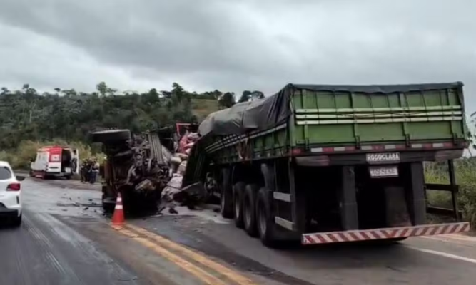 Grave acidente entre carretas mata motorista em curva da BR-101 no Sul da Bahia 4 1 11