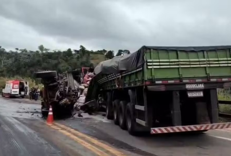 Grave acidente entre carretas mata motorista em curva da BR-101 no Sul da Bahia 12 1 9