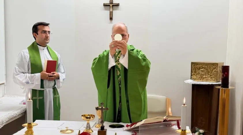 Vaticano divulga primeiras imagens do Papa Leão XIV após cirurgia de emergência 2 02 1