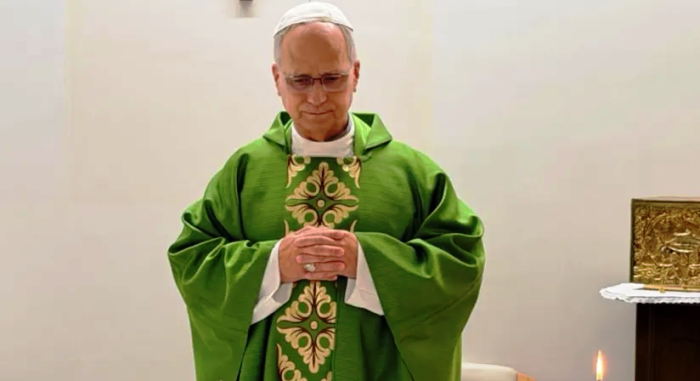 Vaticano divulga primeiras imagens do Papa Leão XIV após cirurgia de emergência 3 03