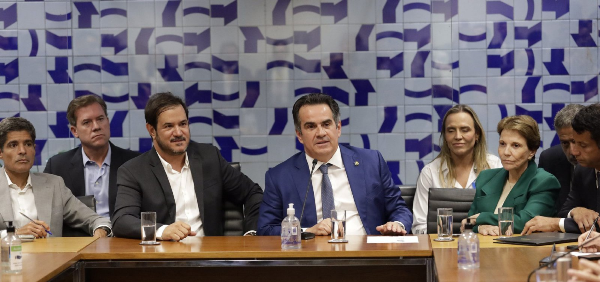 Clima pesado: ACM Neto surge ‘abalado’ em reunião do União Brasil e PP que selou apoio a Flávio Bolsonaro 4 3 1