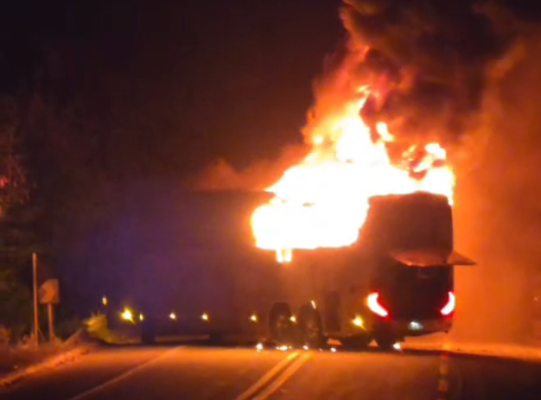 Tensão em Eunápolis: Dois ônibus e carreta são incendiados na BR-101 após morte de criança em ação policial 5 3 2